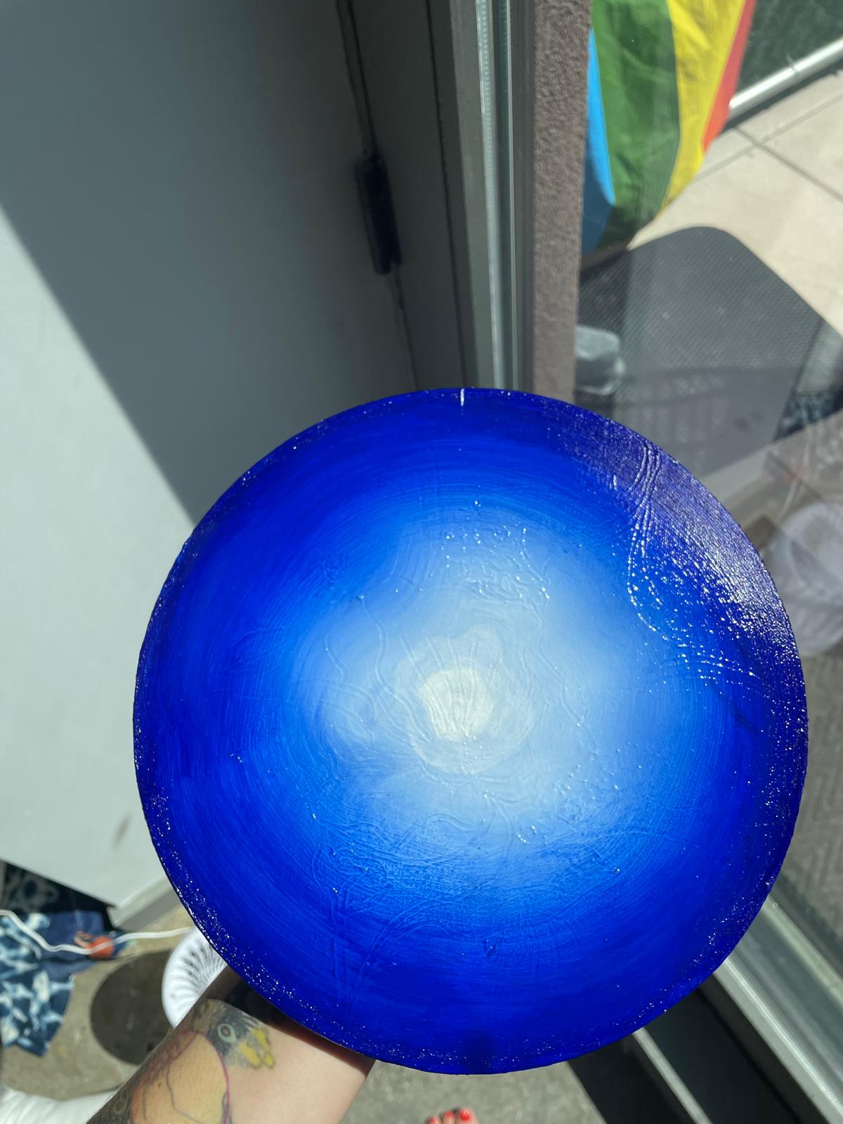 Round canvas glowing from white to cobalt